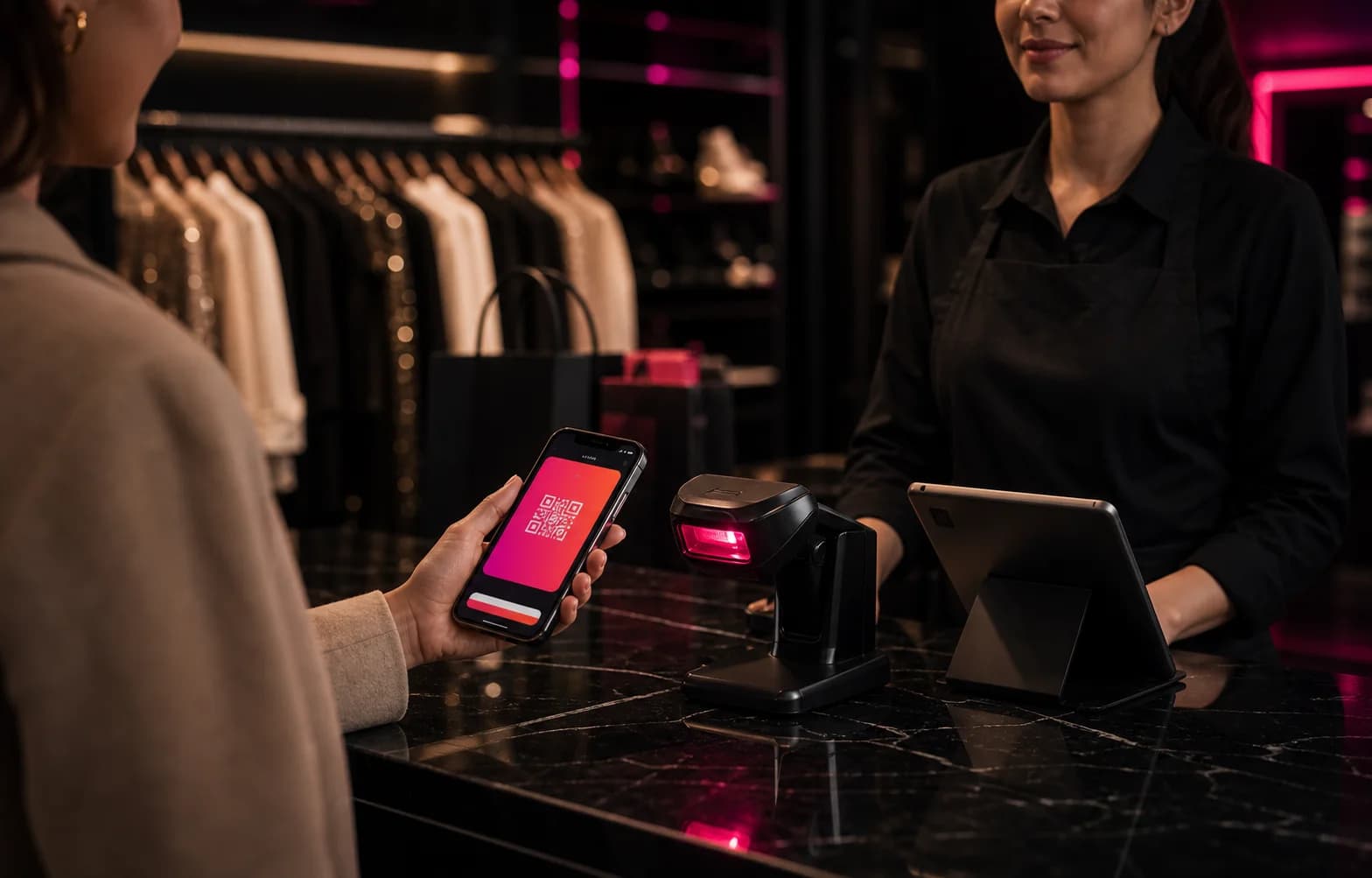 Cliente escaneando pase con QR en caja de una boutique