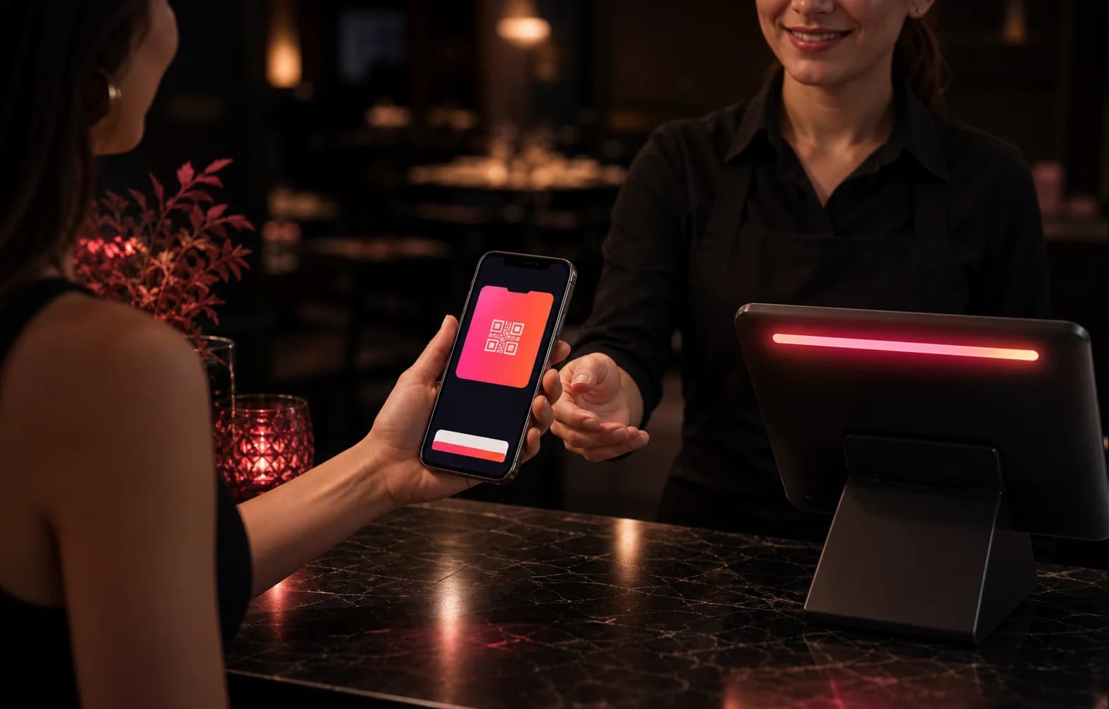 Cliente mostrando un pase con QR en caja de restaurante